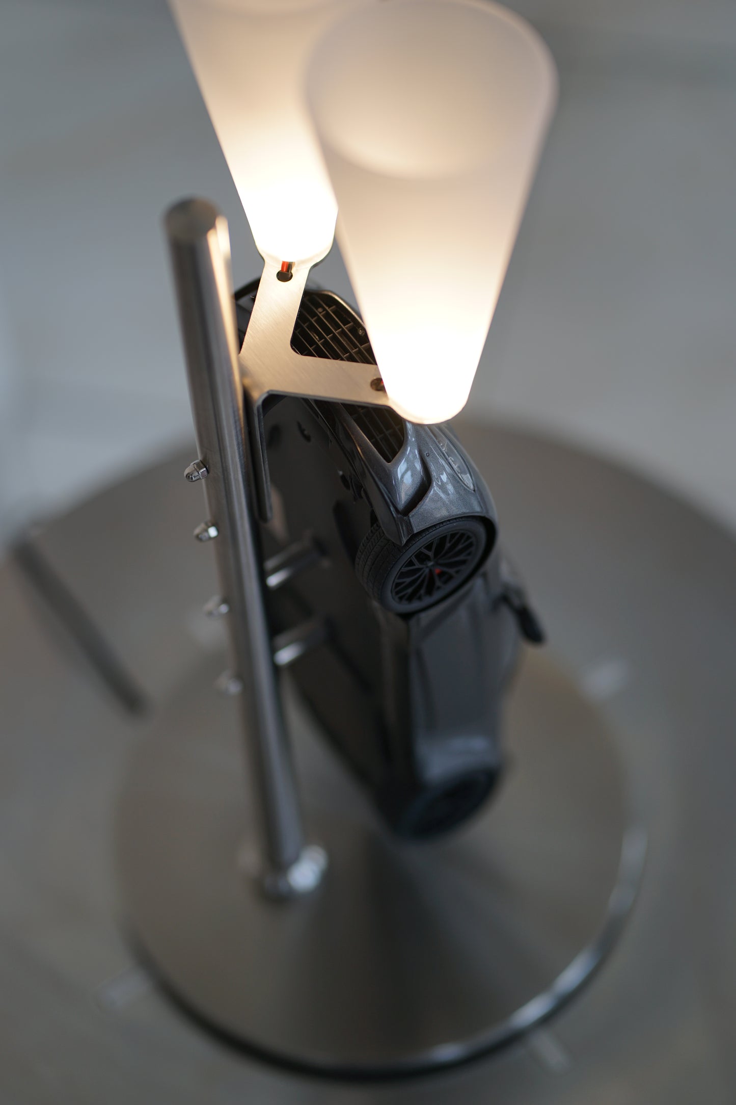 ArtCar Lampe Aston Martin V12
